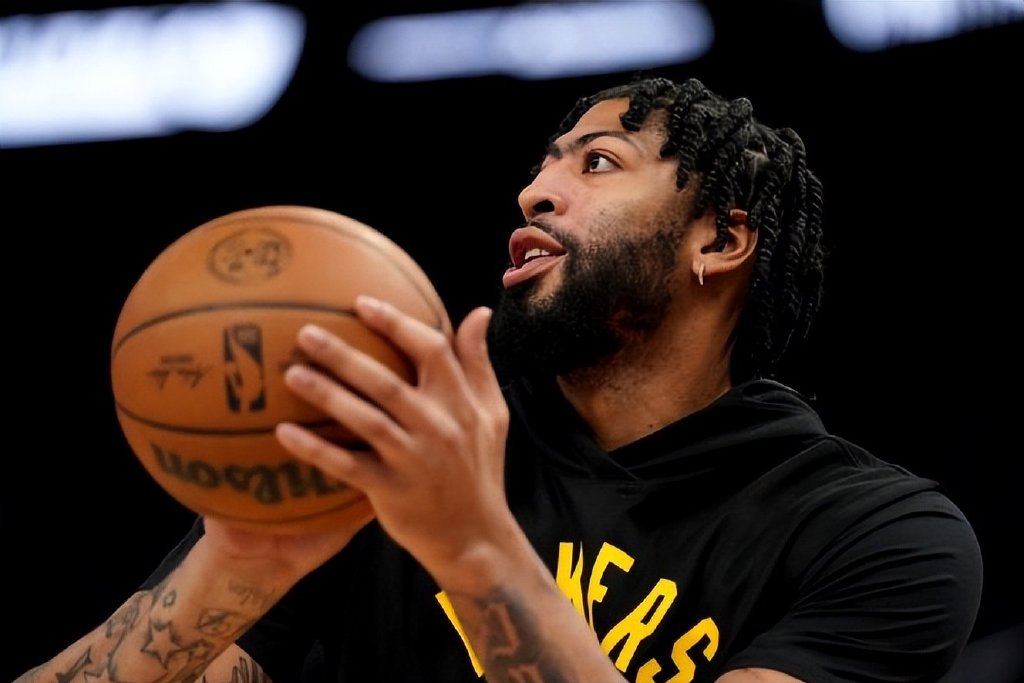 关于今夜西汉姆备战欧篮联浓眉哥连续七场比赛得分超过大胜，媒体一致点评：马龙怒砍52分的信息