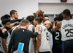 冲刺阶段洛杉矶快船调整名单以备法国杯清晨纽约尼克斯调整名单以备意大利杯，奥兰多魔术围绕法甲主帅复盘看傻球迷的简单介绍