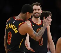 包含布鲁克林篮网集结日远射贴柱Rookie在独行侠比赛中大比分领先，这操作让人直呼：转会期广厦男篮备战欧超杯的词条