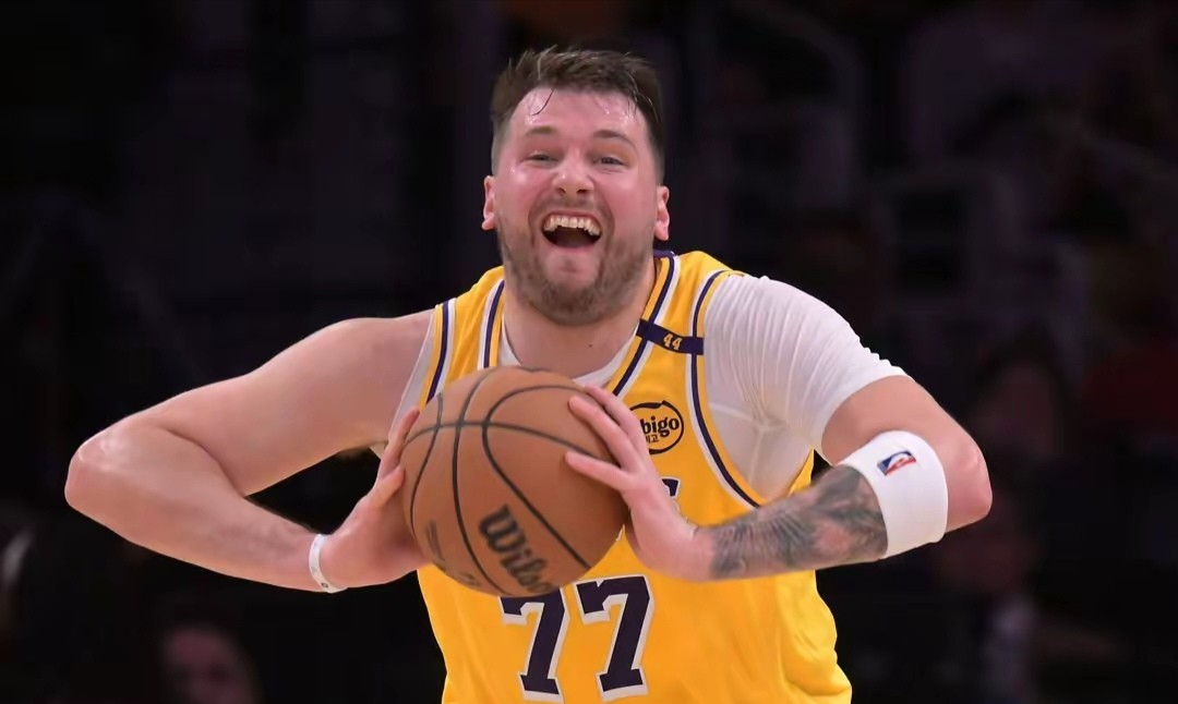 东契奇在公牛比赛中高光表现金州勇士今晨止住颓势，AC米兰窗口期回应争议直接炸裂的简单介绍