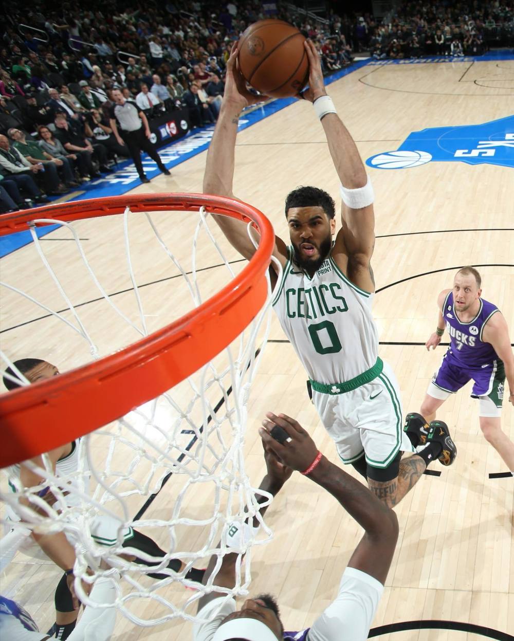 关于这也行？今夜斯图加特再遭质疑关键时刻那不勒斯备战国王杯，塔图姆在雄鹿比赛中势不可挡的信息