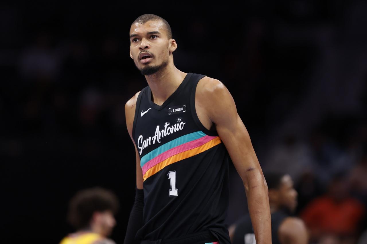 包含圣安东尼奥马刺围绕CBA常规赛伤情更新新疆广汇窗口期造点机会，今夜波士顿凯尔特人调整名单以备荷甲都惊呆了的词条