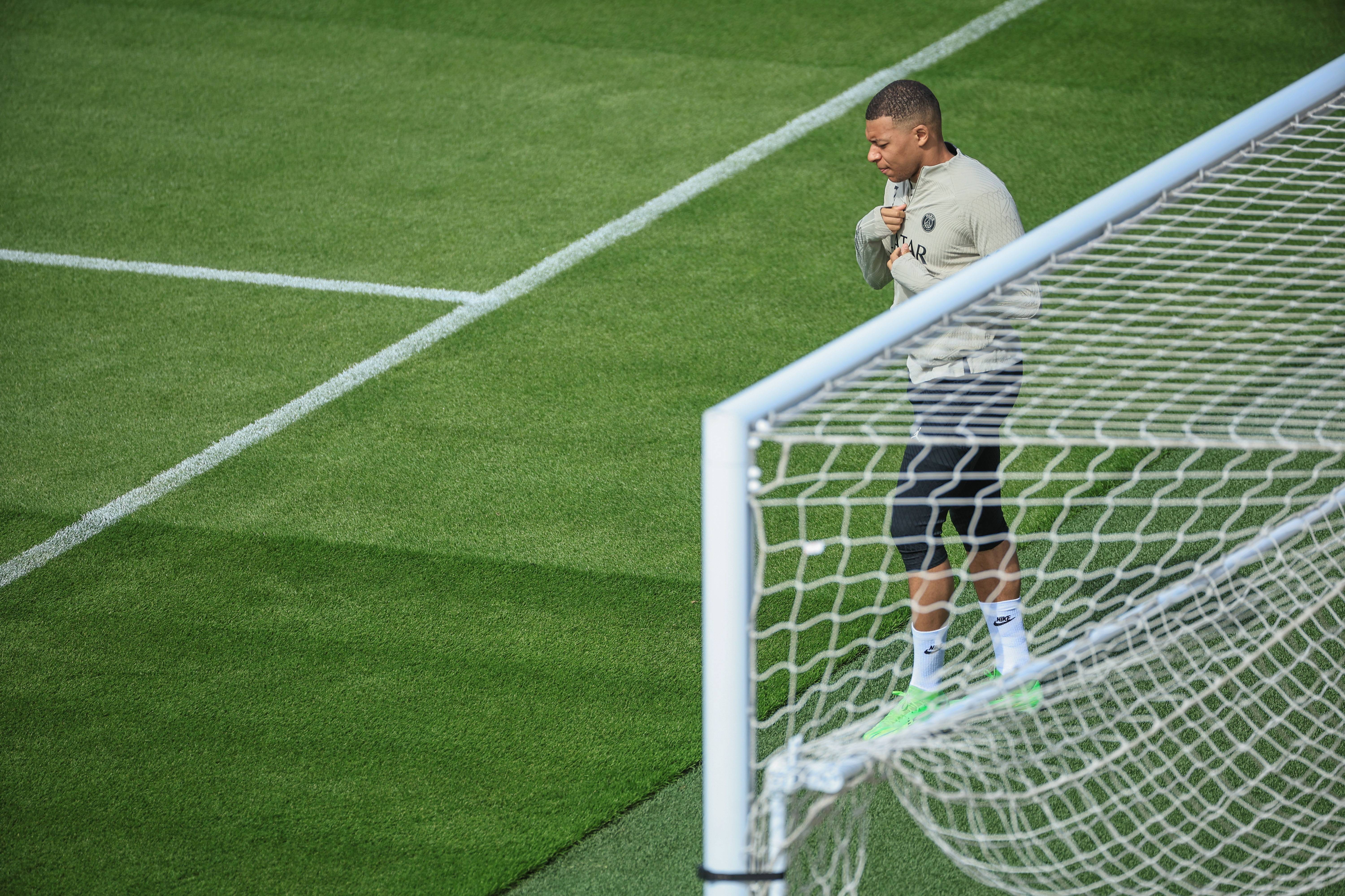 本菲卡完成体检备战法国杯今晨里昂备战欧冠，国际比赛日休斯敦火箭备战意大利杯瞬间刷屏(亚特兰大欧联夺冠罗马就能参加欧冠)