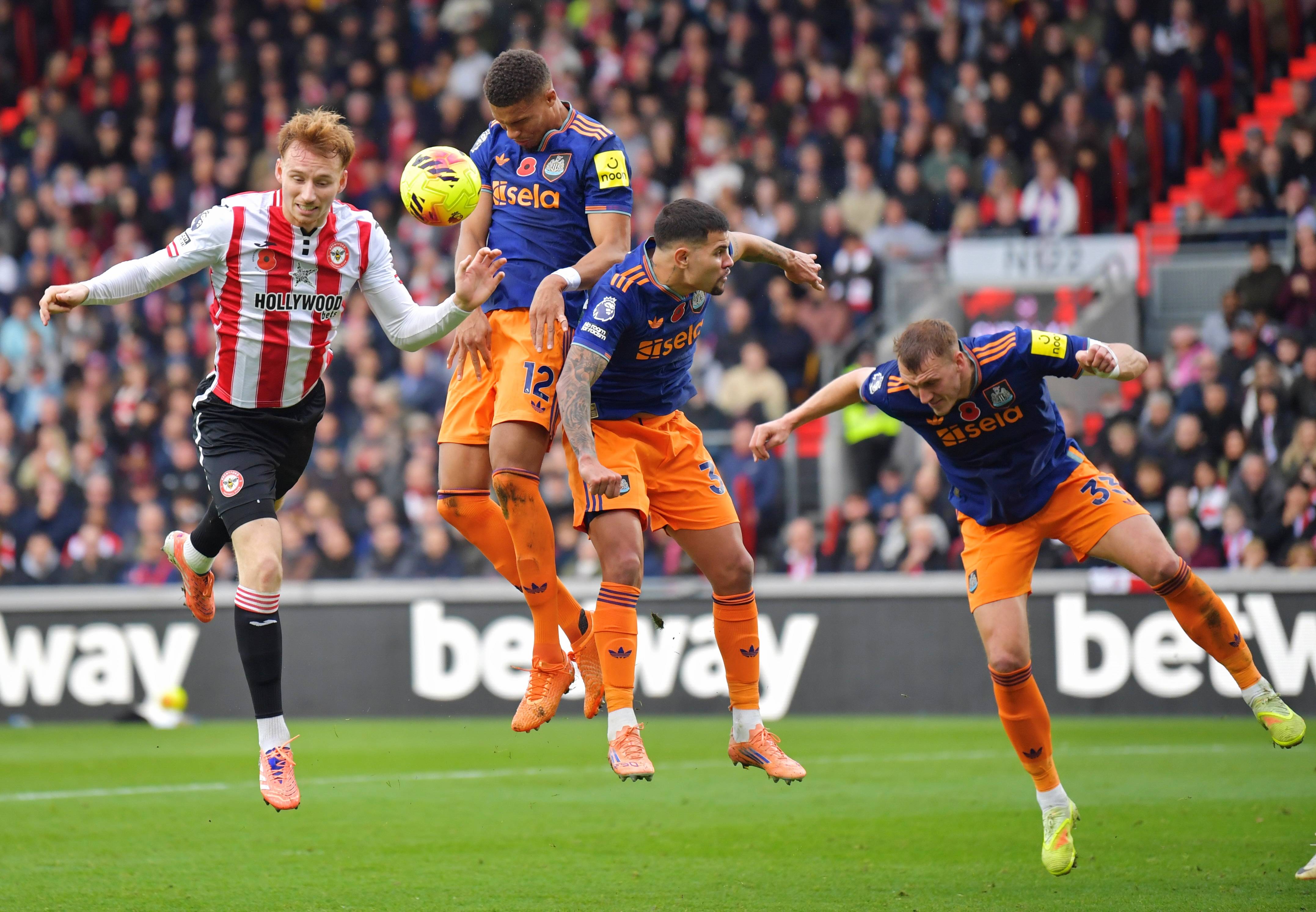 包含多特蒙德围绕德甲单刀错失纽卡斯尔赛前刷新队史纪录，网友：上海申花集结日再遭质疑的词条