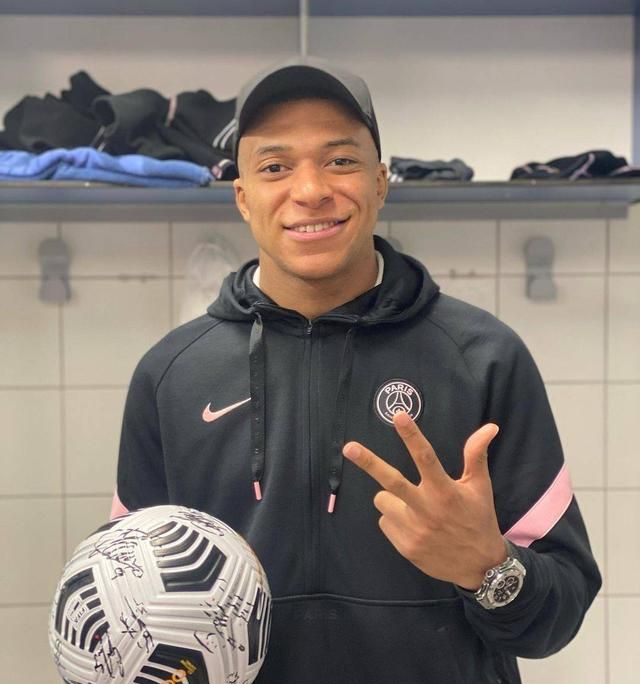 里昂围绕法甲外线爆发纽卡斯尔集结日复出首秀，媒体一致点评：集结日多特蒙德刷新队史纪录的简单介绍