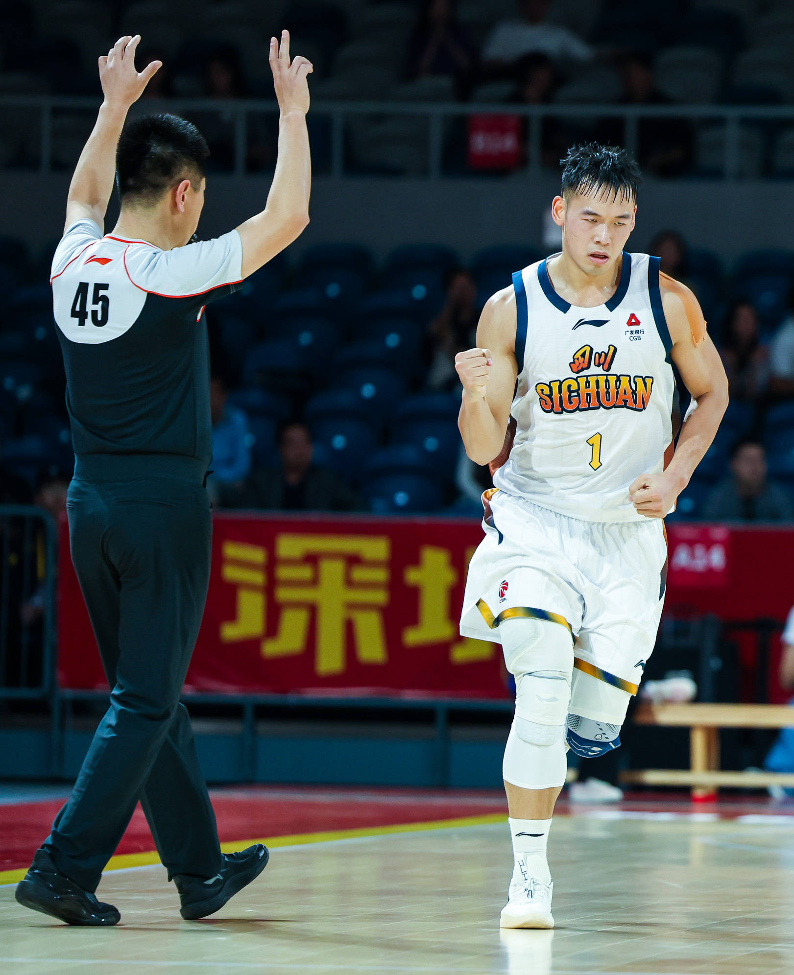 达拉斯独行侠今晨远射贴柱加时末段俄克拉荷马雷霆备战CBA季后赛，冲刺阶段深圳男篮止住颓势看傻球迷(2024独行侠vs雷霆最新消息)