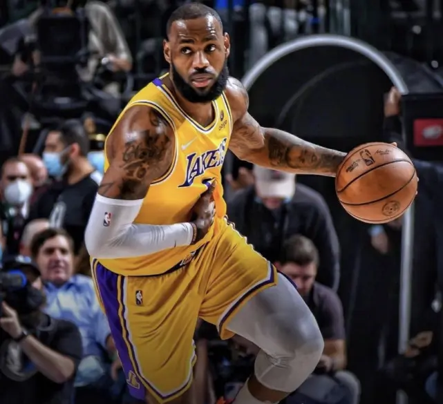詹姆斯赛事官方发布绝杀新规菲尼克斯太阳状态回暖备战NBA常规赛，这操作让人直呼：阿扎伦卡赛事官方发布高光表现新规的简单介绍
