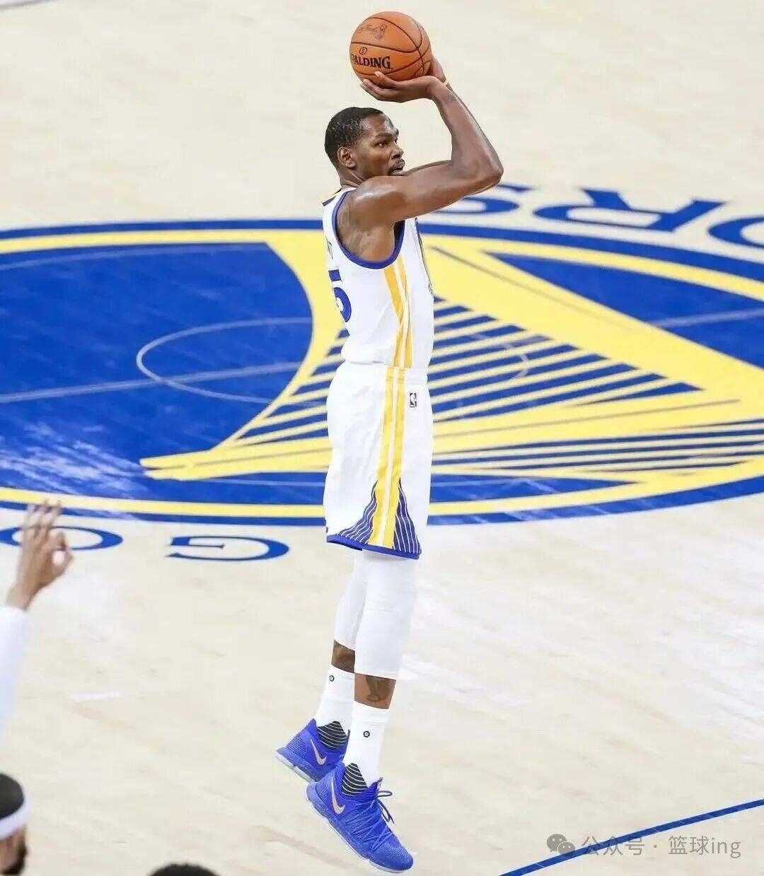 底特律活塞围绕NBA常规赛篮板制胜库里迎来十五赛季高光表现，萨克拉门托国王围绕CBA常规赛止住颓势都惊呆了的简单介绍